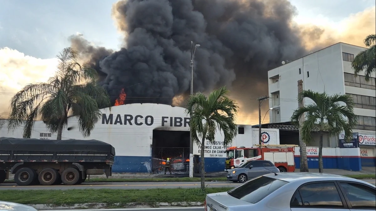 Incêndio atinge galpão e destrói veículos em Linhares